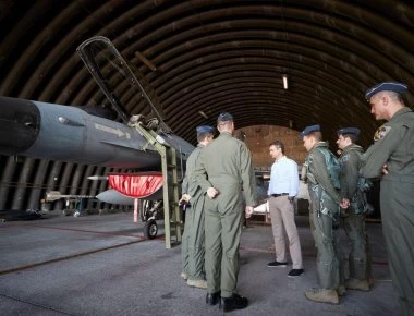 K.Μητσοτάκης από την 111 Πτέρυγα Μάχης: «Η επόμενη κυβέρνηση θα είναι δίπλα στις Ένοπλες Δυνάμεις»